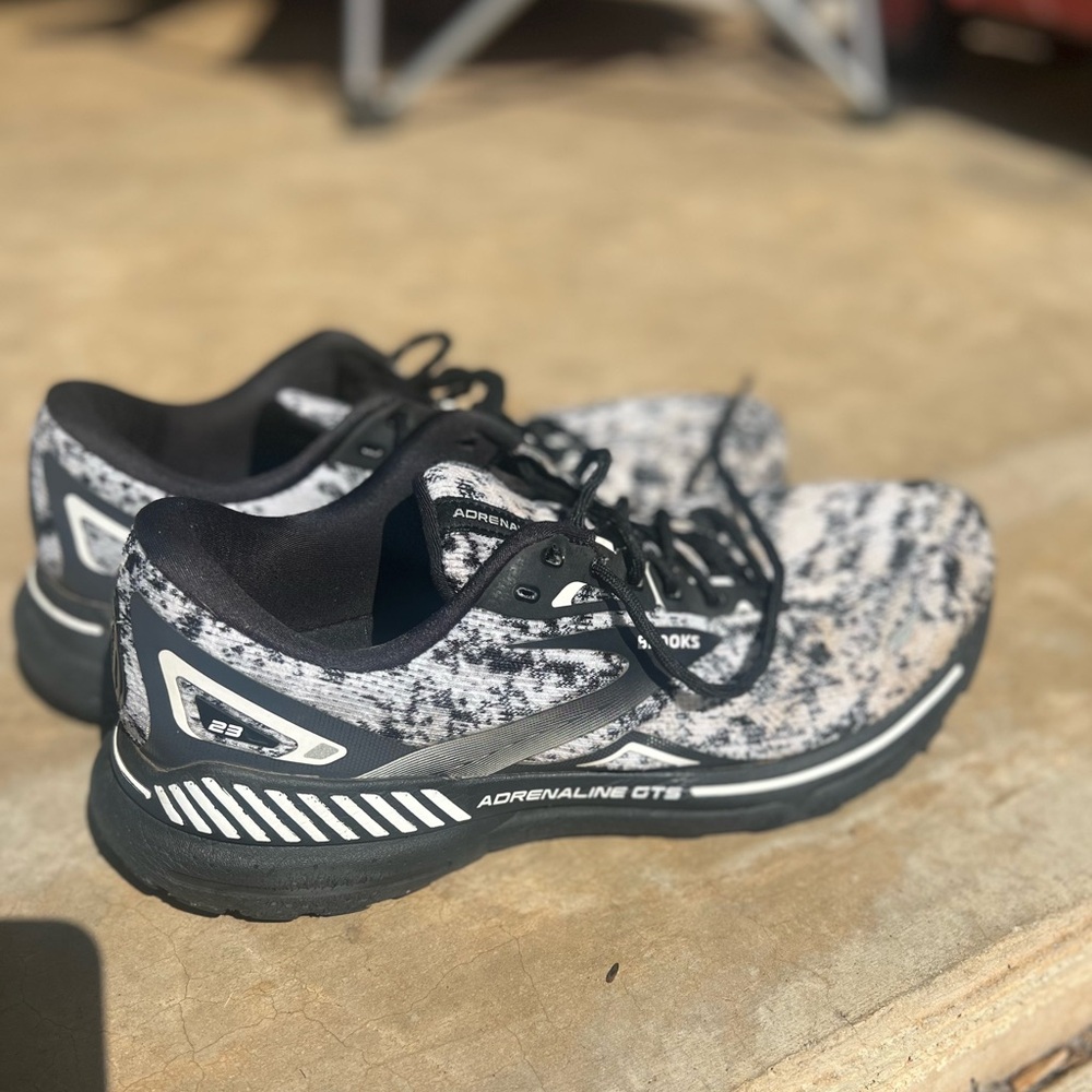 Brooks Adrenaline GTS 23 running shoes